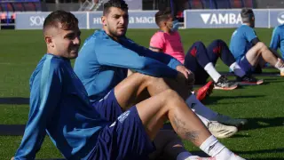 Los jugadores de la SD Huesca, durante el entrenamiento de este jueves.