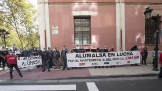 Concentración de trabajadores de Alumalsa frente a la sede del SAMA, el pasado miércoles.