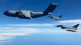 El avión cisterna A400M rebastece a los cazazombarderos F-18 durante las maniobras 'Ocean sky' en Canarias esta semana.