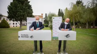 José Luis Rodrigo, director general de Fundación Ibercaja, y Jaime de Araiz, presidente y CEO de LG Iberia, firmando el acuerdo en el Monasterio de Cogullada.