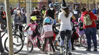 Protesta en bici de las familias del Soledad Puértolas.
