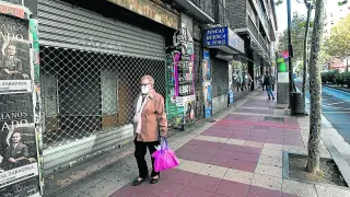Arterias como la avenida de Madrid, en Zaragoza, suman ya decenas de locales cerrados.