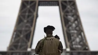Paris (France), 30/10/2020.- A French soldier, part of France's anti-terror 'Vigipirate' plan, dubbed 'Operation Sentinelle', patrols the deserted Trocadero square near the Eiffel Tower on the first morning of the second national lockdown, dubbed reconfinement, in Paris, France, 30 October 2020. French President Emmanuel Macron announced in a televised statement that France is 'reconfining' and going into a second lockdown for a minimum of four weeks to battle the rise in Covid-19 cases, effectively shutting down bars, cafes and restaurants and requiring non-essential workers to remain home. France is in the midst of a second wave of the COVID-19 coronavirus pandemic, recording around 50,000 daily new cases. (Francia) EFE/EPA/IAN LANGSDON France goes into second lockdown and heightens security due to terror threat level