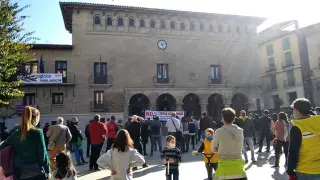 La concentración contra el cierre de los hornos de Ferroatlántica ha tenido lugar en la plaza Mayor de Monzón.