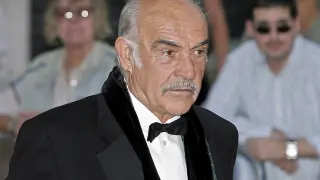 Athens (Greece), 23/01/2001.- (FILE) - Scottish actor Sean Connery (R) accompanies his wife Micheline Roquebrune (L) to Athinais gallery to open an exhibition of her paintings in Athens, Greece, 23 January 2001 (reissued 31 October 2020). According to media reports on 31 October 2020, Sean Connery has died aged 90. (Cine, Grecia, Reino Unido, Atenas) EFE/EPA/SIMELA PANTZARTZI *** Local Caption *** 99451014 Sean Connery died