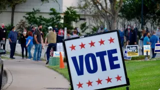 Un cartel llama al voto en las elecciones presidenciales de Estados Unidos.