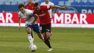 Francho Serrano pugna con Dani Rodríguez, ayer, en su debut con el primer equipo del Zaragoza.