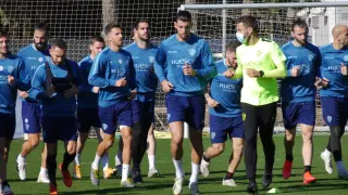 Los jugadores de la SD Huesca, en grupo durante el entrenamiento de este lunes.