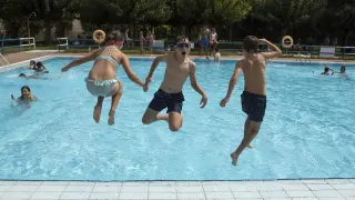 Las piscinas municipales han suavizado el verano a los zaragozanos