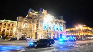 Vienna (Austria), 01/11/2020.- Austrian police men guard The Wiener Staatsoper (Vienna State Opera) after a shooting near the 'Stadttempel' synagogue in Vienna, Austria, 02 November 2020. According to recent reports, at least one person is reported to have died and three are injured in what officials treat as a terror attack. (Atentado, Viena) EFE/EPA/CHRISTIAN BRUNA Vienna terror attack