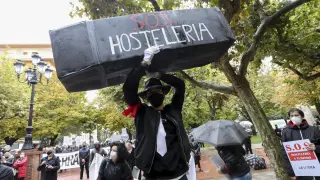 El sector de la hostelería protagonizó ayer una manifestación en Huesca con alta participación, pese a la lluvia, en la que se reivindicaron ayudas para el sector.