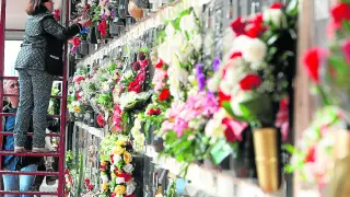 Flores para los difuntos en el cementerio de Teruel.