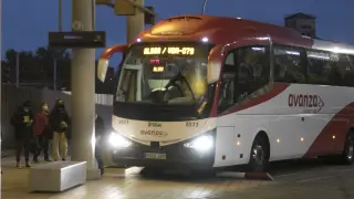Un grupo de viajeros subiendo a un autobús de Alosa en la estación intermodal de Huesca.