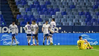 Los jugadores del Real Zaragoza celebran al final la consecución del 2-2 definitivo.