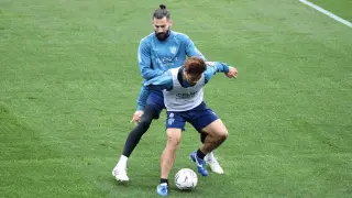Okazaki protege el balón ante el marcaje de Siovas en el entrenamiento de este miércoles.