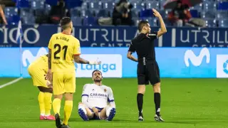 Atienza se duele en el suelo nada más lesionarse en la zona inguinal al inicio del partido ante el Girona este miércoles.