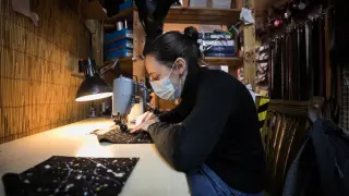 Marimar Berdejo, cose a máquina en el taller de guarnicionería.
