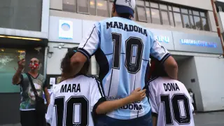 Seguidores de Maradona frente la clínica donde está ingresado