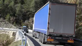 La estrechez de la calzada obliga a veces a dar marcha atrás al cruzarse con un camión.