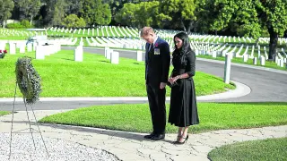 Enrique y Meghan en el Cementerio Nacional de Los Ángeles