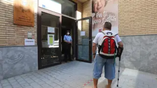 Entrada a la sede de Servicios Sociales en Huesca.