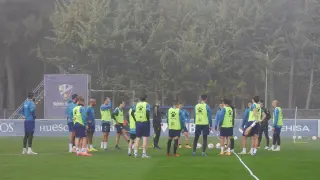 Los jugadores de la SD Huesca, durante la sesión matinal de este jueves.