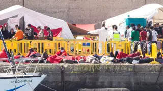 Salvamento Marítimo traslada a nuevos rescatados de una patera y un cayuco a Gran Canaria, en una imagen del pasado jueves.