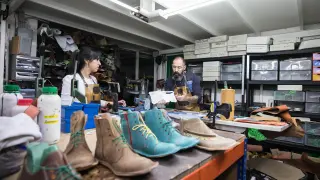 Anastasio y Nieves elaboran calzado artesanal en un taller de Zaragoza.