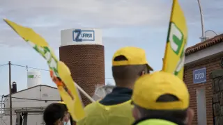 Trabajadores de Zufrisa y agricultores en una protesta ante la sede de Zufrisa.