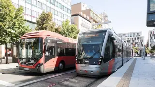 Autobús y tranvía en paralelo en Zaragoza. Recurso. Bus. Transporte público.