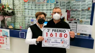 Ana María Latas y su marido, Javier Merino, con el número agraciado en el sorteo de la Lotería Nacional de este sábado.