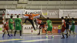Montoya, jugador del Bada Huesca, realiza un lanzamiento durante el partido ante el Puerto Sagunto.