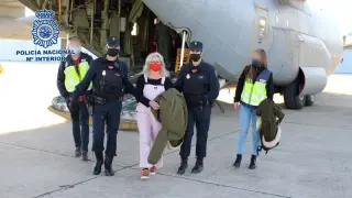 La etarra Natividad Jáuregui, a su llegada a España escoltada por la Policía Nacional.