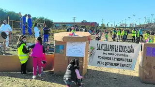 Protesta llevada a cabo por familias de La Muela en uno de los solares en los que se ha planteado construir el nuevo colegio.