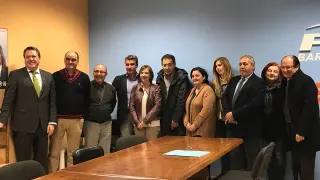El expresidente provincial del PP, José Antonio Lagüéns, con algunos miembros de la junta local que han dimitido.