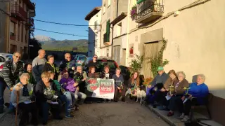 Vecinos de La Puebla de Fantova (Huesca) participantes en 'Vigilantes del aire'.