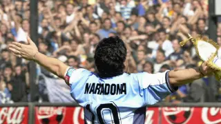 Maradona jalea a la afición en un partido del Boca Juniors en el estadio de La Bombonera, en Buenos Aires, el 10 de noviembre de 2001.