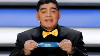 Maradona muestra la papeleta de España durante el sorteo del Mundial de Rusia 2018 que se celebra en el Palacio del Kremlin de Moscú, Rusia, el 1 de diciembre del 2017