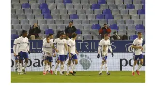 Los futbolistas del Real Zaragoza, segundos después de anotar el 1-0 a favor frente al Rayo Vallecano. La 'alegría' es singular.