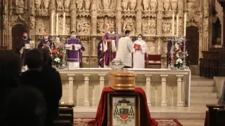 El cardenal Juan José Omella ha presidido el ritual de las exequias celebrado en la catedral de Huesca.