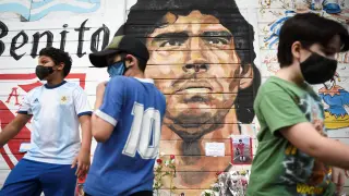 People gather to mourn the death of soccer legend Diego Maradona, outside the Diego Armando Maradona stadium, in Buenos Aires, Argentina November 25, 2020. REUTERS/Martin Villar NO RESALES. NO ARCHIVES[[[REUTERS VOCENTO]]] SOCCER-ARGENTINA/MARADONA-DEATH