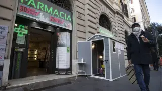 Caseta para realizar test rápidos en una farmacia de Roma.