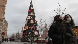 Decoración navideña en la plaza Roja de Moscú.