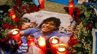 Flores y velas en honor a Maradona en Nápoles.