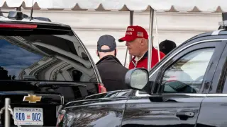 Trump sale de la Casa Blanca rumbo a su club de golf en Sterling, Virginia, este viernes, 27 de noviembre.