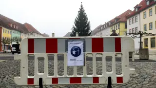 Una señal recuerda el uso de mascarillas en un mercadillo navideño de Hildburghausen.