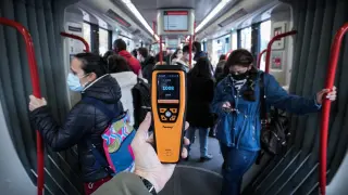 El medidor de CO2 arrojó niveles por encima de las 1.000 ppm en el tranvía.