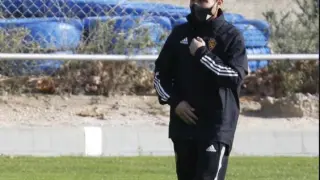 Iván Martínez, dirigiendo el entrenamiento del Real Zaragoza en la Ciudad Deportiva.