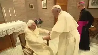 El Papa Francisco ha visitado al ex Papa Benedicto XVI, que a sus 93 años mantiene una salud delicada. La relación entre ambos Papas es muy cordial como muestra el cálido abrazo de bienvenida.