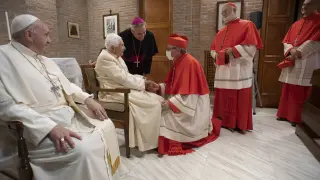 Los nuevos cardenales saludan al papa emérito, Benedicto XVI, ante el papa Francisco.